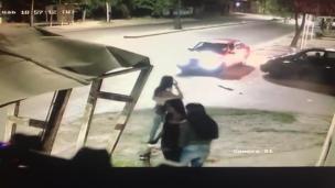 ¡Se salvaron de milagro! Una auto casi atropella a tres mujeres