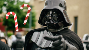 Este Papá Noel soñaba con ser Darth Vader y transformó su bastón de caramelo en sable de luz