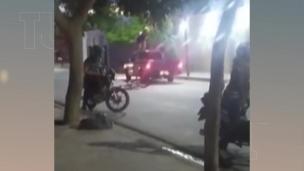 Encontró a su pareja con otra mujer y le zapateó la camioneta
