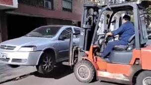 montacargas autos mal estacionados tucuman