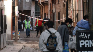 bajo flores baleados