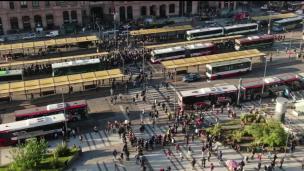 Filas de colectivos en Constitución