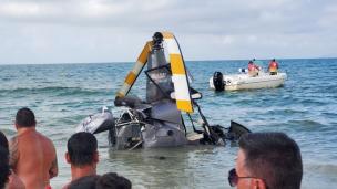 Cayó un helicóptero con tres personas en una playa de Brasil