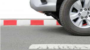 Video | Se cansó de que le estacionen en la puerta de su garaje y así reaccionó
