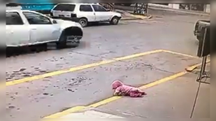Desesperante: una bebé gateó hacia la calle y un hombre la rescató de milagro