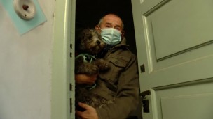 Torturaron a dos jubilados y a su perrita para robarles: "Me pasaron un cuchillo por la garganta"