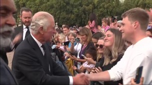 Una señora besó al Rey Carlos III