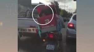 Llevaba a su hijo en una caja en la moto