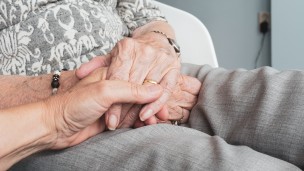 Atención jubilados: más bancos suspenden la fe de vida