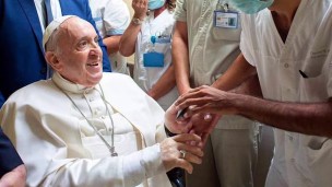 El Papa pasó una buena noche en el hospital