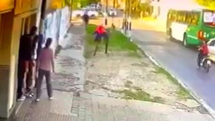 Video: estaba prófugo y un vecino lo detuvo con una patada voladora