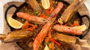 Paella de asado y mariscos