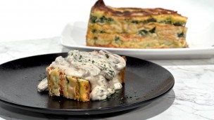 Lasagna sellada con pollo, panceta y hongos