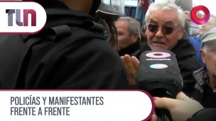 Policías y manifestantes frente a frente