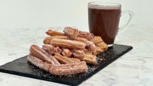 Churros con chocolate caliente