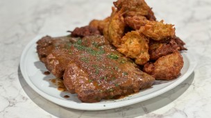 Costillitas de cerdo con buñuelo de batata