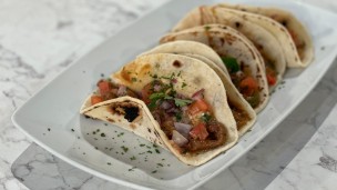 Tacos de carne y vegetales