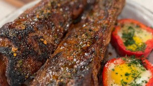 Bife americano a la chapa con rosti de kabutia y chimichurri