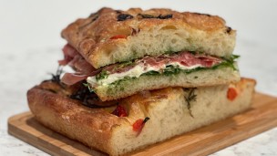 sandwich de focaccia con jamón crudo y burrata