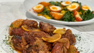 Pollo a la naranja con ensalada y huevos fritos