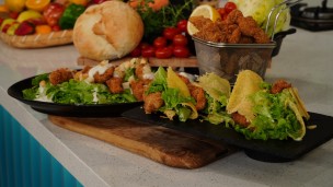 Tacos de parmesano, ensalada césar, nuggets caseros de pollo