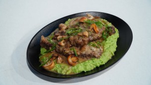 carne al champiñón con puré verde