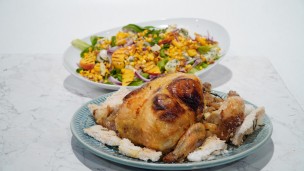 Pollo con ensalada de durazno y queso azul