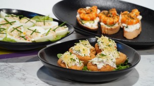 Huevos rellenos y bruschettas