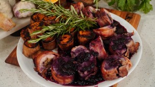 lomitos de cerdo rellenos de queso azul y salsa de arándanos