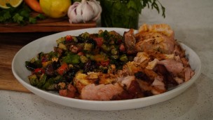 carre de cerdo frotado con especias y ensalada de tomates y berenjenas