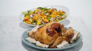 Algo diferente: pollo a la sal, ensalada de durazno y queso azul