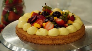 Tarta bretona con crema de maracuyá y mango