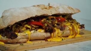 Aprendé a cocinar sandwich de ternera con salsa cheddar y papas fritas