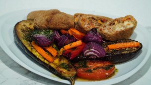 Cocina algo diferente: croquetas de cerdo con vegetales asados