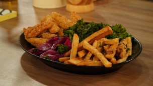 Bastones crocantes de pollo, papas fritas y ensalada