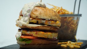 Algo diferente: hamburguesa de pescado con chips de papa