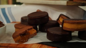Rico y fácil alfajor helado de chocotorta