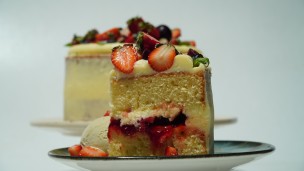 Rica y fácil torta de yogurt, chocolate blanco y frutas