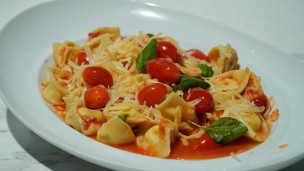 Increíble tortellini con salsa caprese