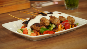 Riquísimo kebab con ensalada turca