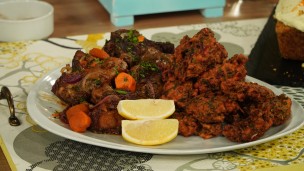 Riquísima tira de asado con buñuelos de vegetales 