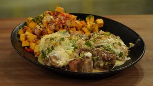 Bife con salsa de verdeo al parmesano