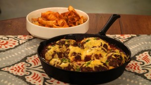 Algo diferente: albóndigas rellenas gratinadas con chips de papa