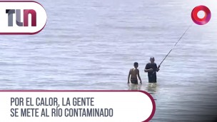 Por el calor, la gente se mete al río contaminado