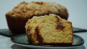 Rico y fácil budín de coco relleno de dulce de leche