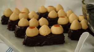 Lingote de brownie con crema de café y salsa de caramelo