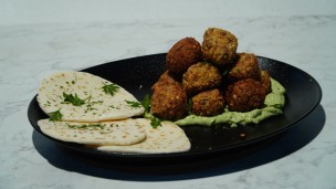 Aprendé a cocinar falafel con pan naan y crema de palta