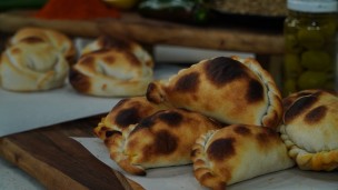 Empanadas de carne y empanadas de jamón y queso