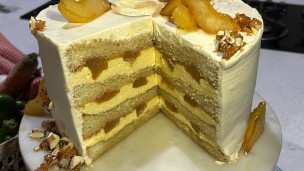 Sorprende con: torta de sabayón a la crema con peras al oporto