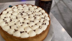 Rica y fácil tarta de banana, chocolate y dulce de leche